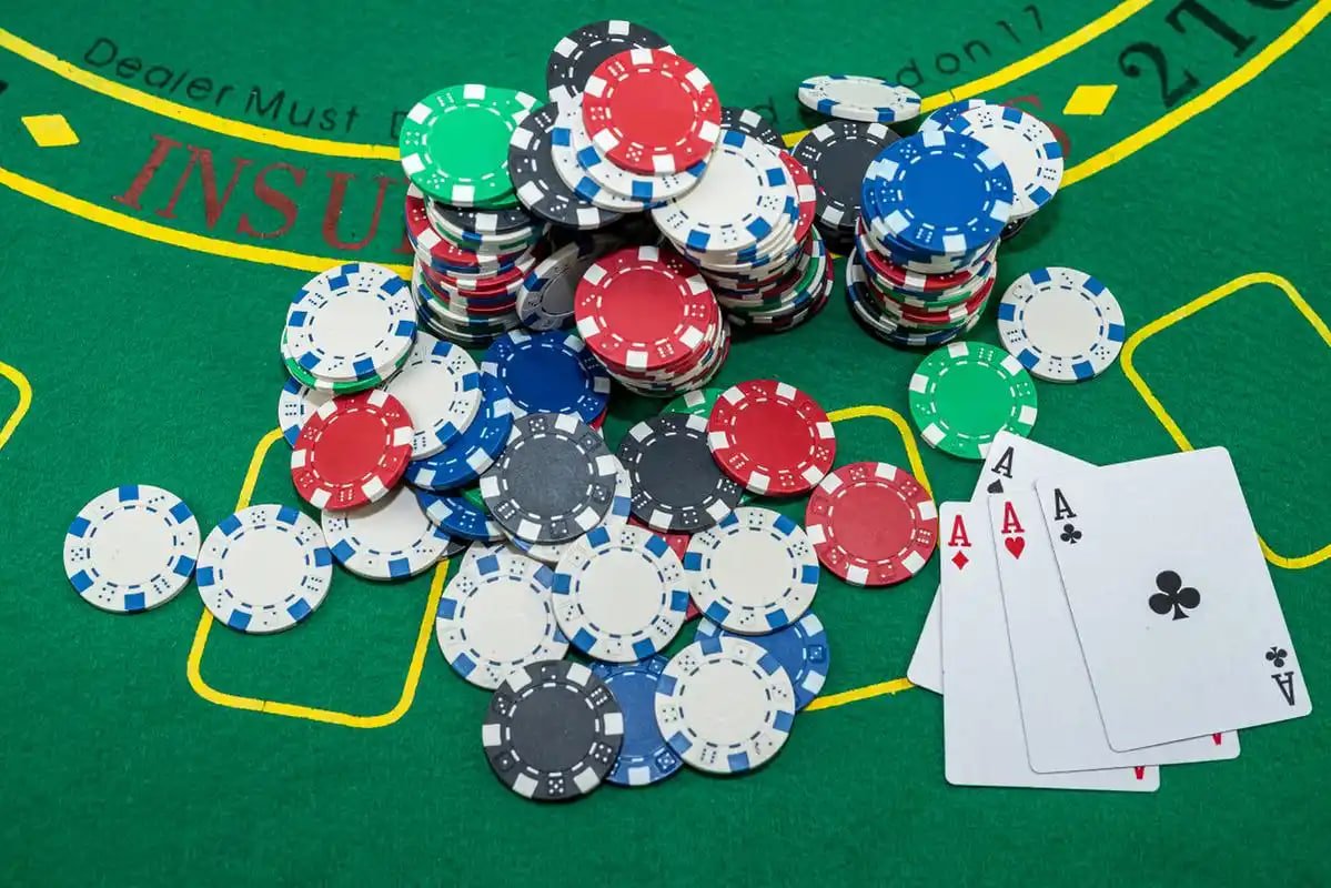 gwktogel login Dragon Tiger mobile interface on phone screen showing bet placement and live dealer feed